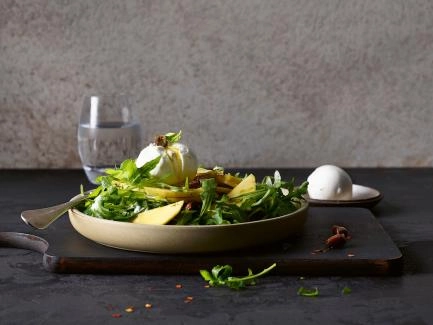 Burrata mit Mango, Rucola und Oliven
